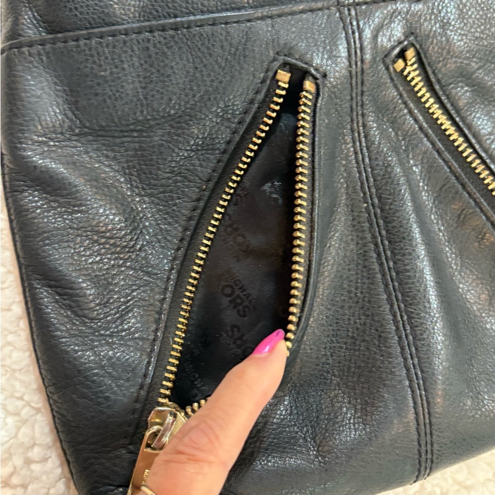 MICHAEL KORS | Black Leather Crossbody Bag - Picture 10 of 13
